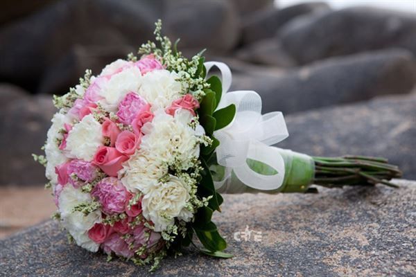 Hoa cưới cầm tay cẩm chướng