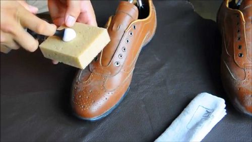 Cách chữa giày da bị tróc