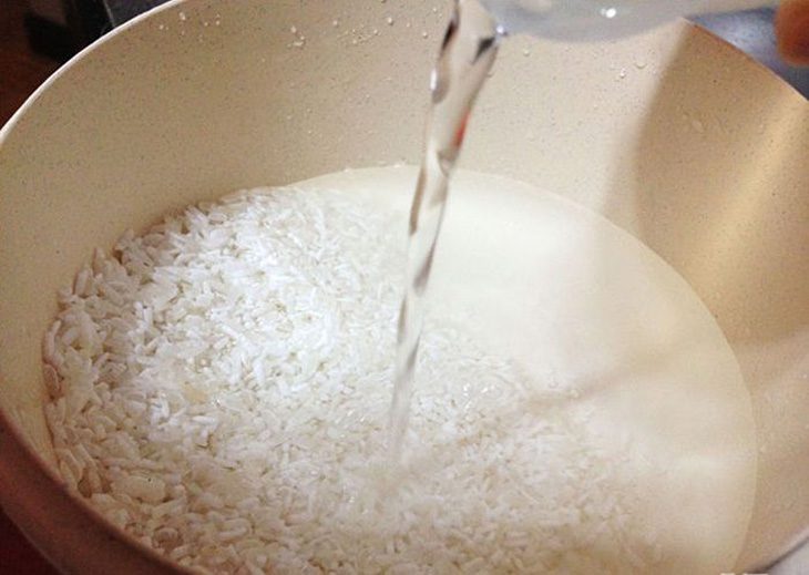 Nước quá ít khiến gạo không đủ nước và nhiệt để đạt độ nở chín